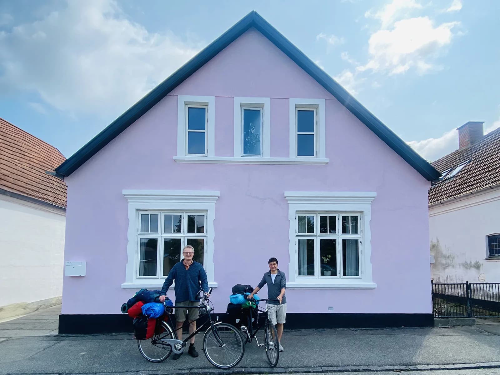 Das rosa Haus in der Elversvej mit zwei Radreisenden davor