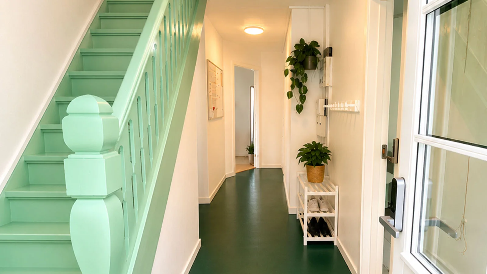 Die mintgrüne Treppe und der Flur im grünen Haus
