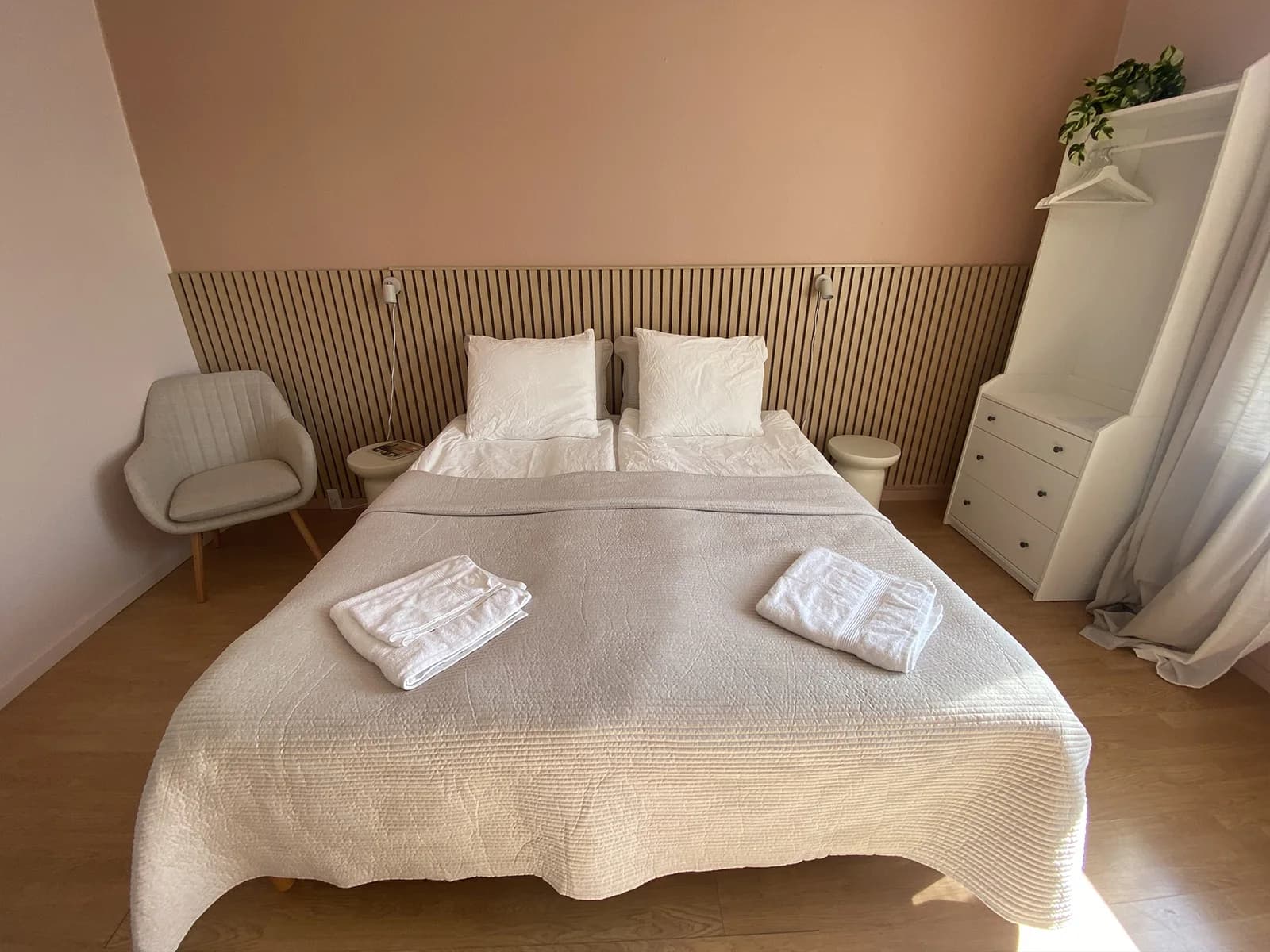 Doppelzimmer mit eigenem Bad und Doppelbett