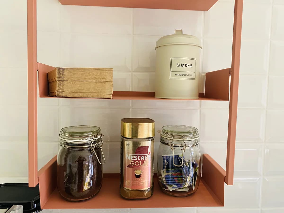 Kaffee, Tee und Zucker bereit in der Gemeinschaftsküche